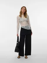 Pantalón falda de tiro medio en color negro, con diseño recto y amplia caída fluida, que incluye cierre lateral invisible.