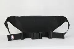 Riñonera negra de nylon con logo de los Brooklyn Nets estampado en blanco. Tiene doble cierre y correa regulable.