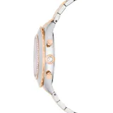 Reloj cronógrafo Swarovski Octea Chrono con caja de 37 mm de acero inoxidable y tono oro rosa. Presenta un bisel cristalizado facetado con pavé transparente, esfera guilloché blanca con tres contadores, índices de cristales y manecillas con LumiNova. Incorpora una pulsera bicolor de eslabones metálicos.