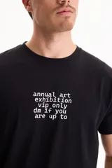 Remera negra de manga corta con estampado de texto blanco en el centro del pecho.