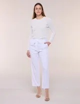 Pantalón sastrero blanco de corte recto y largo al tobillo, con cintura ajustable mediante cordón textil a tono, bolsillos laterales y pinzas de entalle.