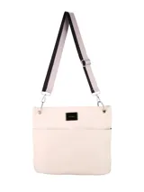 Bandolera de diseño clásico en color beige, confeccionada en material simil cuero. Cuenta con bolsillos frontales de acceso rápido, compartimento principal con cierre metálico y portallaves interior. Incluye correas ajustables y herrajes metálicos.