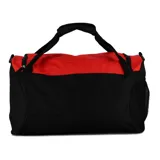 Bolso deportivo tipo duffel bag de la marca Diadora, bicolor rojo y negro. Presenta un compartimento principal con cierre y un bolsillo lateral de malla con cierre. Cuenta con asas de mano y una correa ajustable para llevar al hombro.