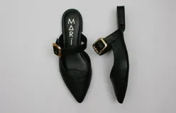 Sandalias bajas negras con hebilla dorada y punta fina.