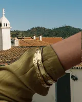 Esclava rígida de diseño artesanal con textura irregular y acabado metálico, ideal para uso diario.