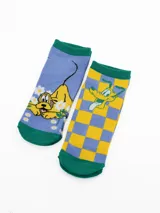 Pack de dos pares de medias cortas con diseño de Pluto. Un par presenta fondo azul con estampado de flores y Pluto, mientras que el otro par tiene un patrón de cuadros amarillos y azules con Pluto. Ambos pares cuentan con puntera y puño en color verde.