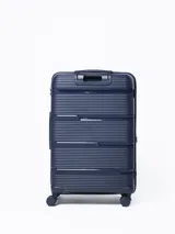 Valija rígida de viaje color azul marino con diseño de líneas horizontales. Cuenta con manija extensible, cuatro ruedas con giro de 360°, cierre con combinación numérica y organizadores internos.