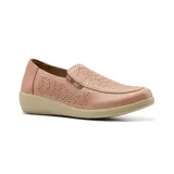 Zapato casual Korium Confort Dara color negro, con capellada perforada, plantilla de cuero y suela de goma.