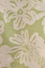 Camisa de manga larga con estampado floral en tonos verde y blanco, de corte holgado.