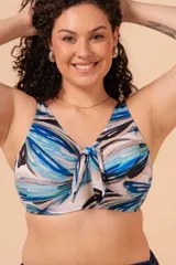 Top de bikini estampado con nudo central, sin aro, con breteles regulables y broche en la espalda. Confeccionado con tela que contiene fibra LYCRA® XTRA LIFE™.