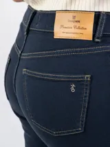 Pantalón recto color beige, de tiro medio.