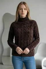 Sweater de cuello alto tipo polera, confeccionado en tejido de chenille con textura suave y diseño de trenzas verticales en el frente. Posee mangas largas con puños acanalados y ruedo también acanalado.