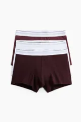 Pack de tres calzoncillos tipo trunk de algodón con tecnología Lycra Xtra Life. Presentan un diseño de corte corto con cintura elástica, costuras planas para mayor comodidad y parte delantera forrada.