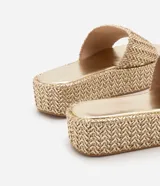 Sandalia flatform color beige con superficie trenzada, sin cierre, con tira ancha y puntera redonda.