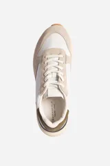 Zapatillas urbanas de hombre, color gris claro con detalles en azul y beige. Fabricadas en cuero y nylon, con suela de goma.