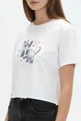 Remera cropped de algodón gris oscuro, con cuello redondo, manga corta y estampa frontal de conejo con estrellas.