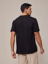 Remera blanca de algodón con cuello redondo y manga corta.