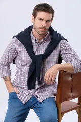Camisa sport de manga larga con diseño a cuadros en tonos de rosa, azul y blanco, corte classic fit, cuello con botones y cierre frontal abotonado.