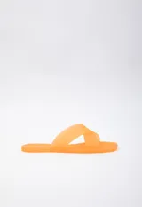 Sandalia chata de goma semi transparente color gris, con doble tira entrelazada sobre el empeine.