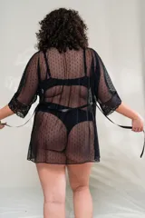 Bata negra de microtul con puntitos y detalles de puntilla elastizada en el borde. Incluye lazo de ajuste en la cintura.