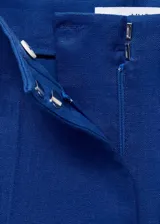 Short azul de lino con tiro medio, bolsillos laterales y diseño recto con cierre oculto.