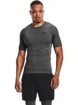 Remera de compresión de manga corta Under Armour, diseñada con tecnología HeatGear para una gestión eficiente del sudor y secado rápido. Presenta un ajuste ceñido al cuerpo, paneles de malla estratégicos para ventilación en axilas y espalda, y mangas raglán híbridas que permiten mayor libertad de movimiento.