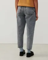 Pantalón de jean gris de tiro alto, corte recto y tobillos ajustados.