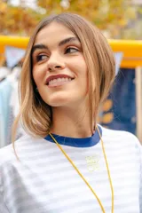Remera de manga larga con corte boxy, confeccionada en algodón. Presenta un diseño a rayas horizontales celestes y blancas, con puños en contraste azul oscuro, tajos laterales y logo bordado en el pecho.