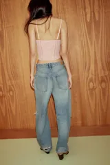 Corsé de escote corazón con tirantes finos ajustables. Presenta una combinación de tejidos satinados y paneles de encaje frontal, con cierre de ganchos metálicos.