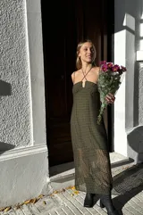 Vestido largo verde oliva con estampado de cuadros, breteles finos cruzados en la espalda, busto tipo corset y transparencias.