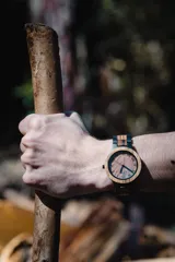 Reloj de pulsera para hombre, con caja y correa de madera clara. Esfera con números romanos grabados con láser y manecillas negras.