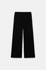 Pantalón de pierna recta color tostado, con tiro medio y cintura elástica. Confeccionado en hilatura con mezcla de viscosa.