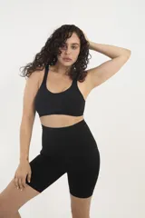 Sujetador moldeador sin aros color beige.