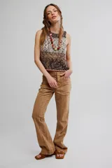 Top musculosa de punto jaspeado con textura abierta, corte ajustado y largo corto. Tiene escote redondo, sisas amplias y terminaciones en contraste de color salmón.