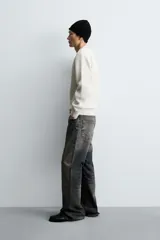 Jersey de punto con textura efecto pelo, corte boxy fit, cuello redondo y manga larga con acabados en rib.