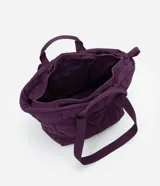 Cartera tipo shopper de gran tamaño con diseño acolchado puffer, confeccionada en poliéster. Presenta asas anchas de cinta de gorgorán para llevar al hombro y una estructura amplia en forma de trapecio invertido.