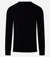 Suéter de punto color borgoña, con cuello redondo, sisas ligeramente desplazadas y bajo y puños acanalados.