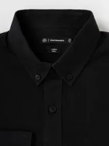 Camisa de manga larga con efecto lino, color azul, cuello con botones y bolsillo ojal en el pecho.