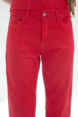Pantalón de lino color beige, de corte recto y tiro medio, con bolsillos laterales y detalles de costuras visibles.