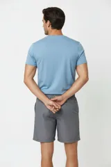 Short de baño de corte recto, confeccionado en poliéster, con cintura elástica ajustable mediante cordón y bolsillos laterales.