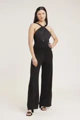 Body negro de manga corta con escote halter anudado al cuello y detalle cut-out en el centro del pecho. La parte inferior es de tiro alto y corte ajustado.