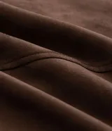 Campera masculina Marfinno de efecto gamuzado en color marrón, con cuello alto, cierre frontal de cremallera, bolsillos laterales y puños y bajo elastizados.