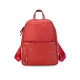 Mochila roja de nylon resistente con detalle en simil cuero. Tiene cierre principal, bolsillo frontal, bolsillo trasero con cierre y bolsillos laterales. Las correas son a tono.