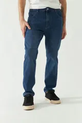 Jean negro de corte slim, con tiro medio, cinco bolsillos y cierre con cremallera y botón. Confeccionado en denim de algodón con spandex.