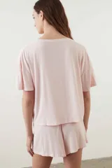 Remera gris melange de manga corta con tejido rib y corte holgado.