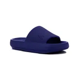 Chanclas Diadora modelo Splash, color azul, de diseño acolchado y suela gruesa con textura.