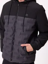Campera con capucha, diseño bicolor en negro y gris oscuro, con panel frontal acolchado y mangas lisas. Cuenta con cierre frontal, bolsillos laterales y puños elásticos.
