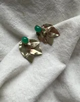 Aros hechos a mano en bronce con ágata verde.