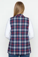 Chaleco de corte recto con diseño escocés en tonos azul, rojo y blanco. Presenta solapas clásicas, cierre frontal con botones y bolsillos laterales. Está confeccionado en algodón con forro interior de satén.