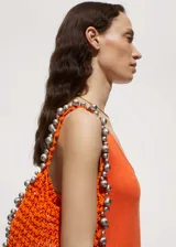 Vestido largo de punto color naranja, con escote redondo, tirantes anchos y diseño entallado.